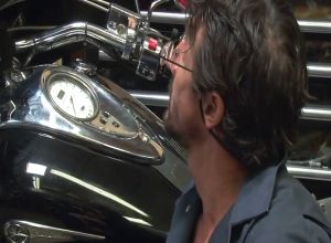 Племянница пришла в мастерскую к дяде и занялась с ним бурным сексом